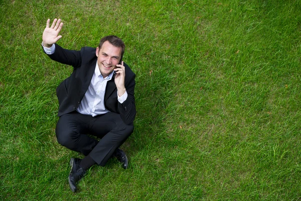 Vrolijke jonge zakenman bellen via de telefoon — Stockfoto