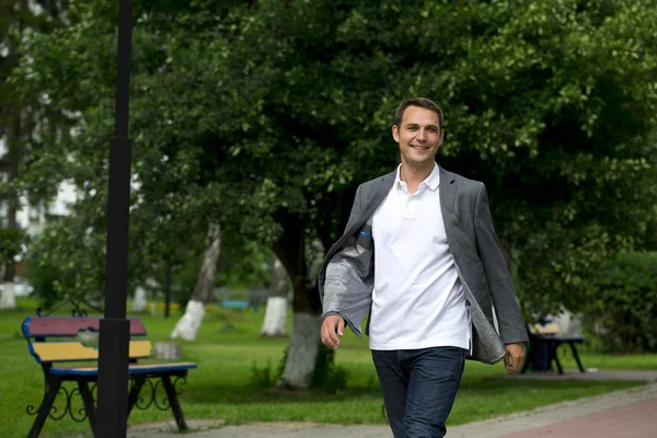 Casual ung man vandrar i parken sommaren — Stockfoto