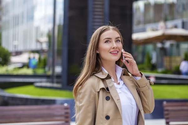 Vacker affärskvinna som pratar i mobiltelefon — Stockfoto