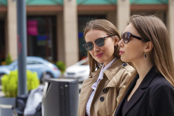 Dos mujeres de negocios hermosas jóvenes en gafas de sol — Foto de Stock