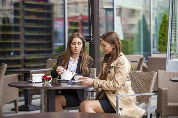 Two young business women having lunch break together — Stock Photo, Image