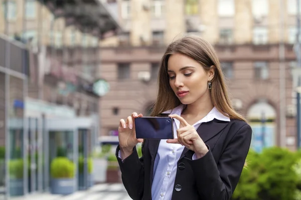 Heureuse belle fille photographiée sur un téléphone portable en été st — Photo