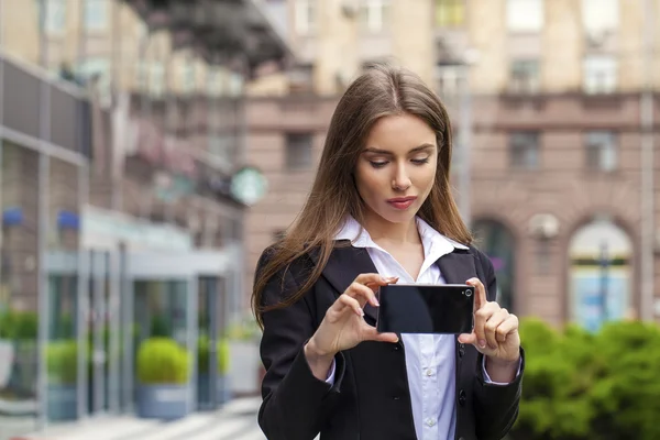 Heureuse belle fille photographiée sur un téléphone portable en été st — Photo