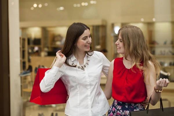 Due amiche con borse della spesa — Foto Stock