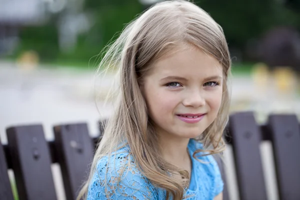 Nahaufnahme Porträt eines siebenjährigen Mädchens, vor Hintergrund — Stockfoto