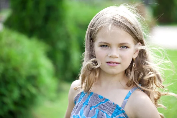 7 年の肖像画に近い比較に対しての小さな女の子 — ストック写真