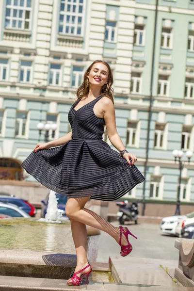 Jovem mulher bonita na moda vestido preto — Fotografia de Stock