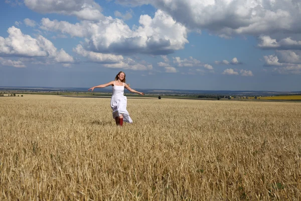 Full-length Portret van een mooi jong meisje in een witte jurk — Stockfoto