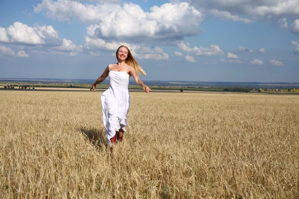 Fullängds porträtt av en vacker ung flicka i en vit klänning — Stockfoto