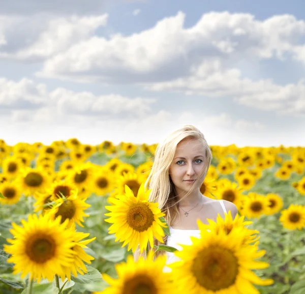 Porträt einer schönen jungen blonden Frau in einem weißen Kleid auf einem — Stockfoto