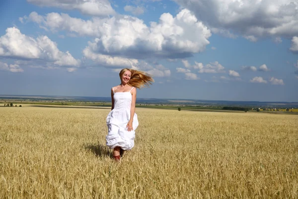 Retrato de comprimento total de uma bela jovem em um vestido branco — Fotografia de Stock