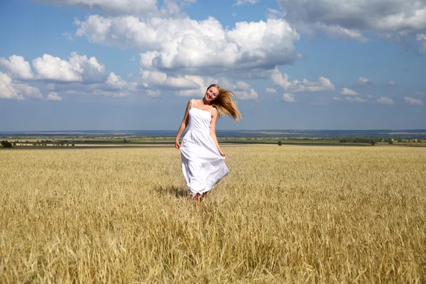 Retrato de comprimento total de uma bela jovem em um vestido branco — Fotografia de Stock