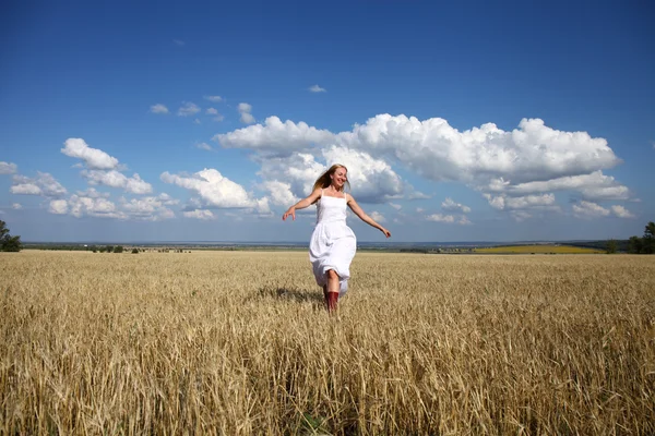 Full-length Portret van een mooi jong meisje in een witte jurk — Stockfoto