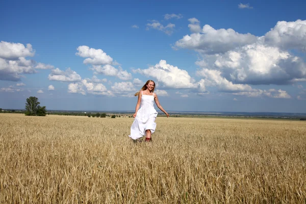 Ganzkörperporträt eines schönen jungen Mädchens in einem weißen Kleid — Stockfoto