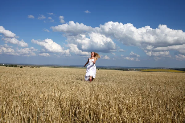 Full-length Portret van een mooi jong meisje in een witte jurk — Stockfoto