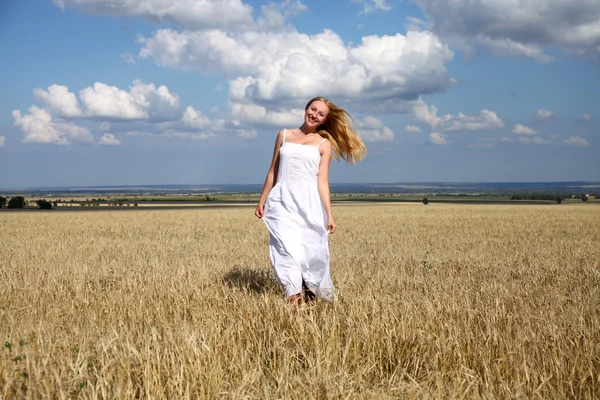 Retrato de comprimento total de uma bela jovem em um vestido branco — Fotografia de Stock