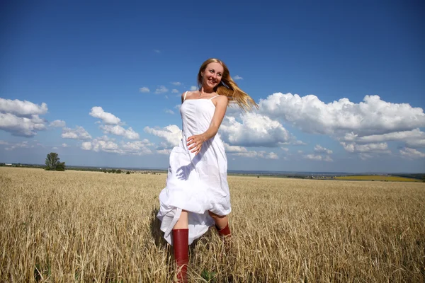 Retrato de comprimento total de uma bela jovem em um vestido branco — Fotografia de Stock