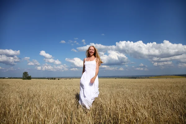 Retrato de comprimento total de uma bela jovem em um vestido branco — Fotografia de Stock