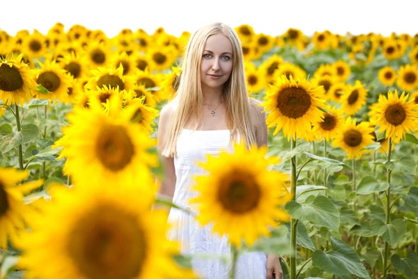 Porträt einer schönen jungen blonden Frau in einem weißen Kleid auf einem — Stockfoto