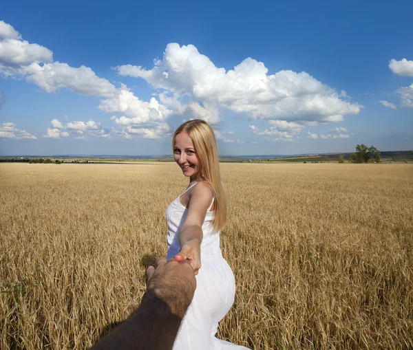 Följ mig, vackra blonda unga kvinnan har hand om en man — Stockfoto