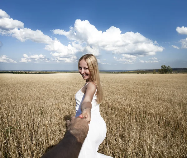 Följ mig, vackra blonda unga kvinnan har hand om en man — Stockfoto