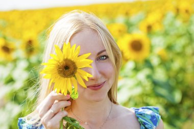 Güzel bir sarışın genç kadın bir ba üzerinde mavi elbiseli portresi