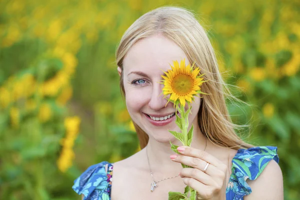 Portrét krásné mladé blond žena v modrých šatech na ba — Stock fotografie