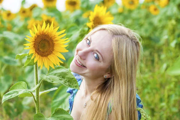 Porträtt av en vacker ung blond kvinna i blå klänning på en ba — Stockfoto