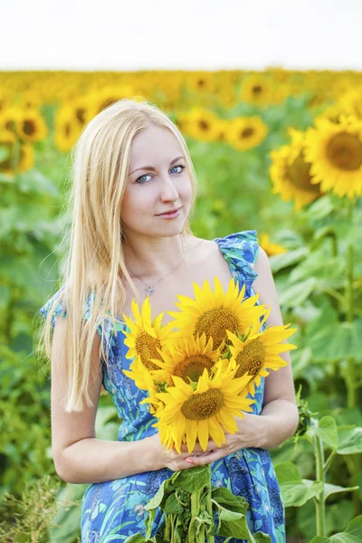 Portret pięknej młodej kobiety blondynka w niebieska sukienka na ba — Zdjęcie stockowe