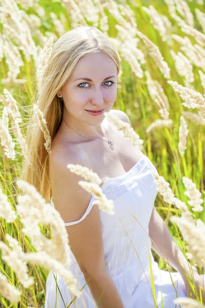 Junge schöne blonde Frau — Stockfoto