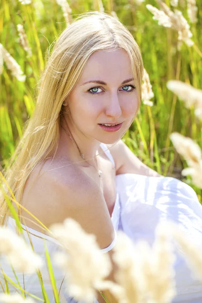 Jong mooi blond vrouw — Stockfoto