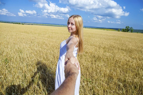 Seguimi, Bella bionda giovane donna tiene la mano di un uomo — Foto Stock