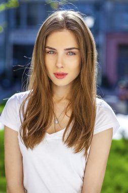 Güzel bir genç kızın portresi.