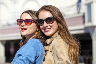 İki mutlu genç güzel kadın güneş gözlüğü