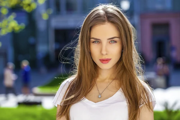 Portrait of a beautiful young girl — Stock Photo, Image