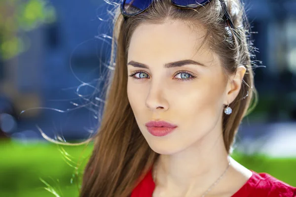 Portrait of a beautiful young girl — Stock Photo, Image