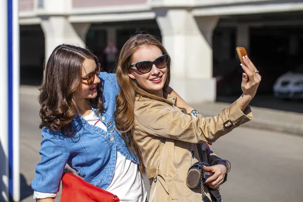 Dvě atraktivní kamarádky užívání Autoportrét s jejich telefonem — Stock fotografie