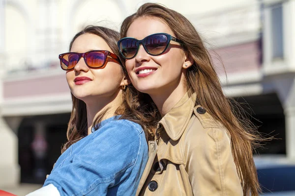 Duas jovens mulheres bonitas felizes em óculos de sol — Fotografia de Stock