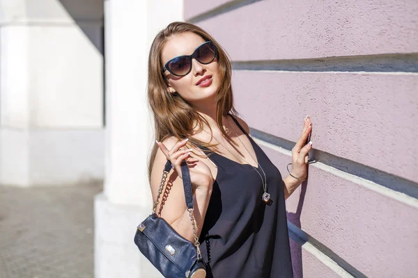 Hermosa mujer rubia con gafas de sol — Stockfoto