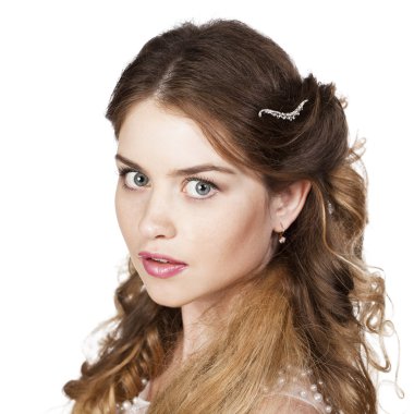 Güzel bir sarışın portresi stüdyo yakın çekim ile parlak makeu