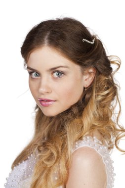 Güzel bir sarışın portresi stüdyo yakın çekim ile parlak makeu