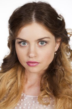 Güzel bir sarışın portresi stüdyo yakın çekim ile parlak makeu