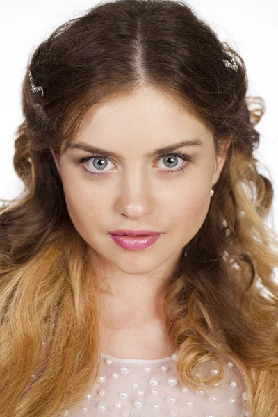 Güzel bir sarışın portresi stüdyo yakın çekim ile parlak makeu