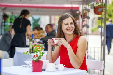Bir kafede oturan güzel esmer kız