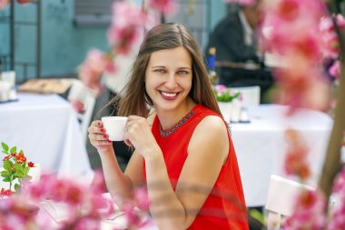 Bir kafede oturan güzel esmer kız