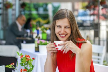 Bir kafede oturan güzel esmer kız