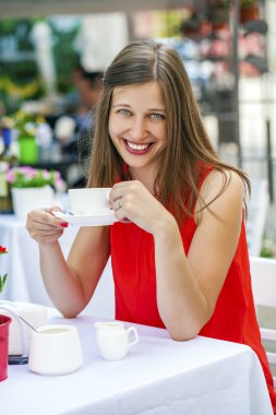 Bir kafede oturan güzel esmer kız