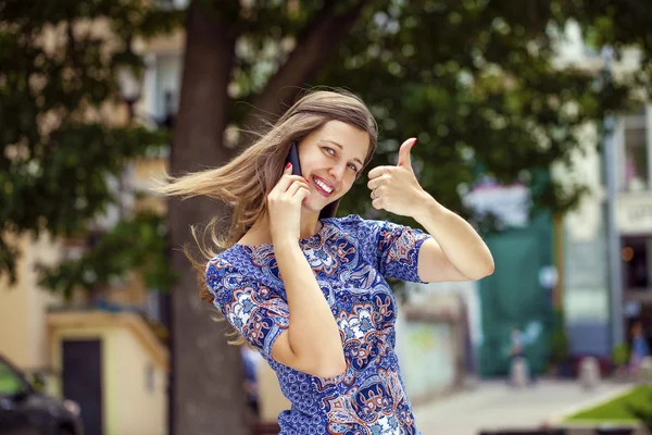 Gelukkig mooi meisje bellen via de telefoon — Stockfoto