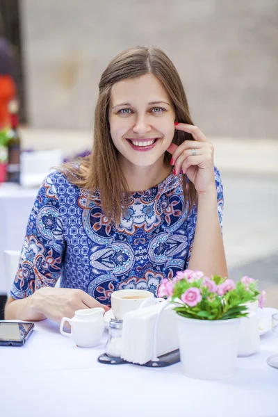 Felice Bella ragazza bruna seduta in una caffetteria — Foto Stock