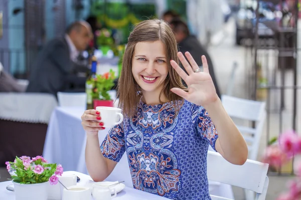 Šťastná krásná bruneta dívka sedí v kavárně — Stock fotografie